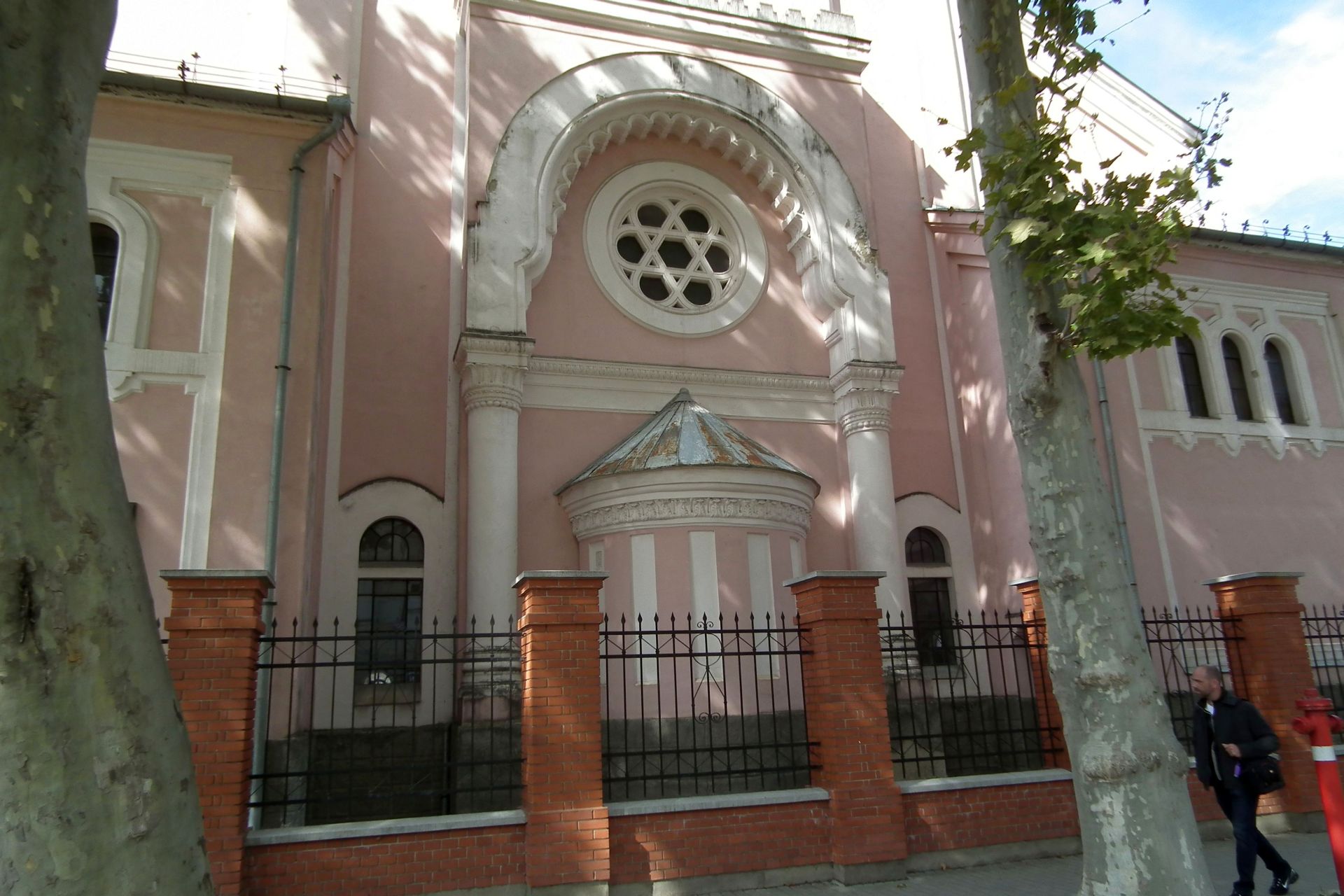 DSCF6337 a Zsinagoga fohomlokzat