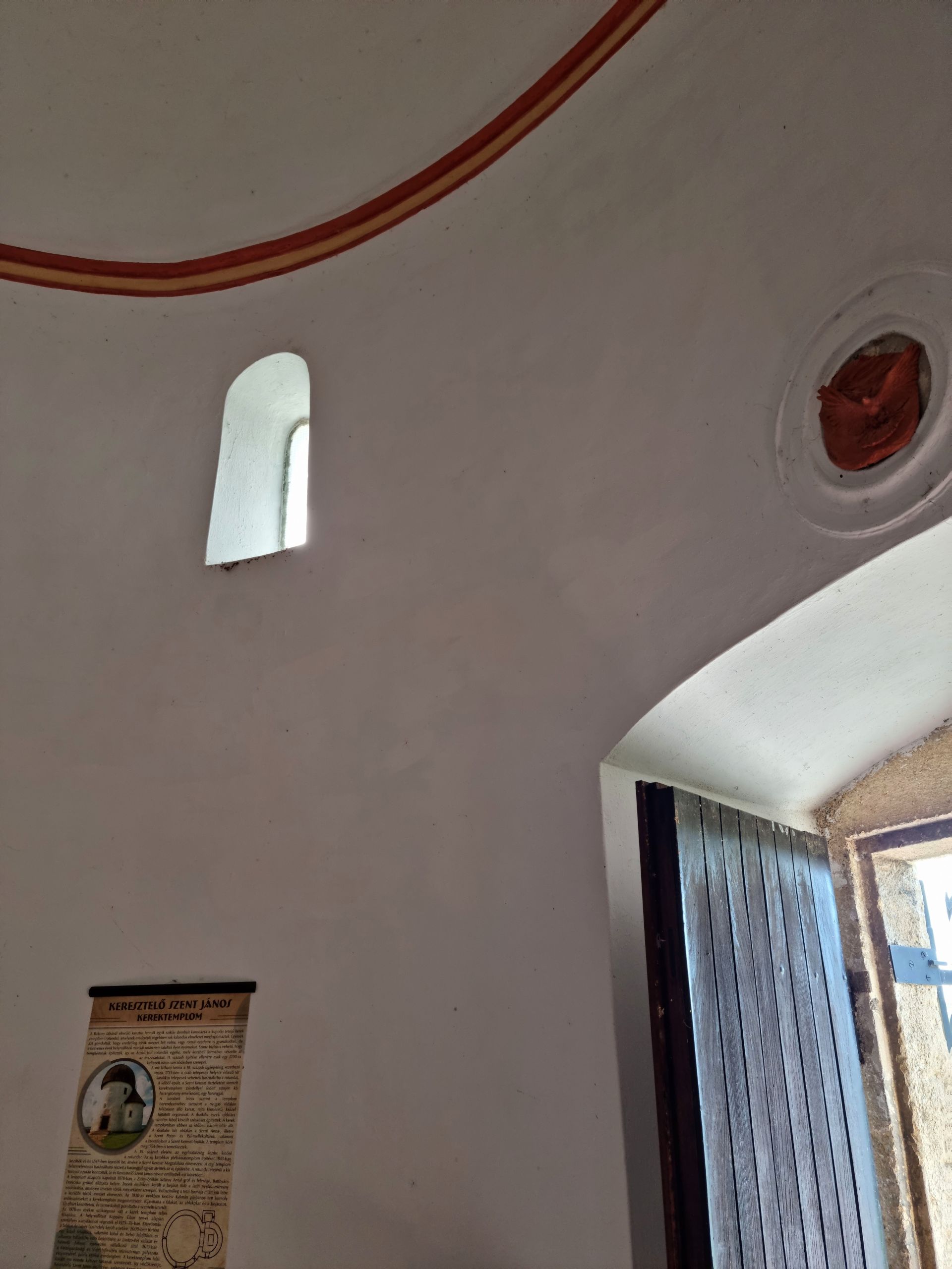 20230702 100455 a a templomban falak vastagok kicsiny ablakok