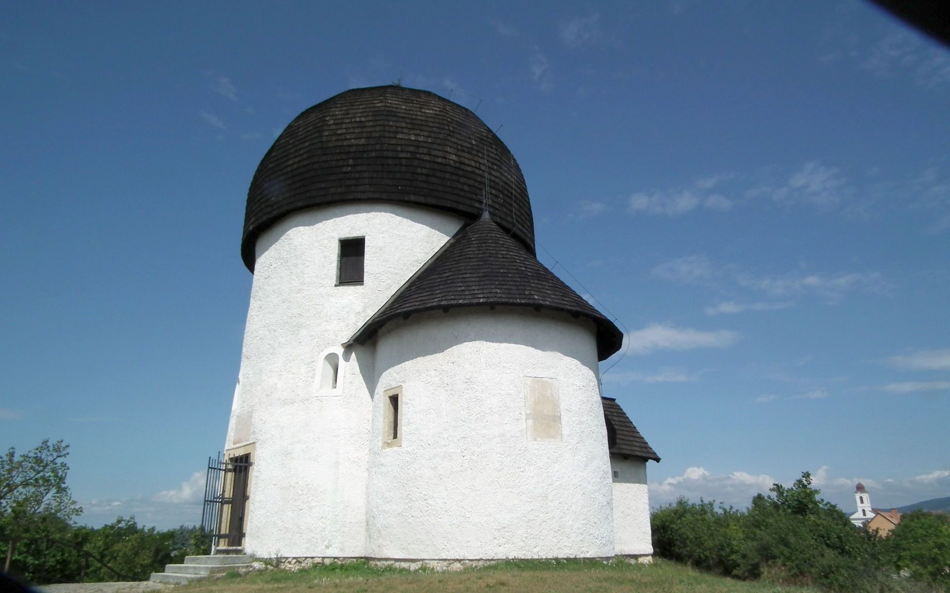 DSCF6739 a templom es sekrestye a tavolabb a ma mukodo katolikus templom a