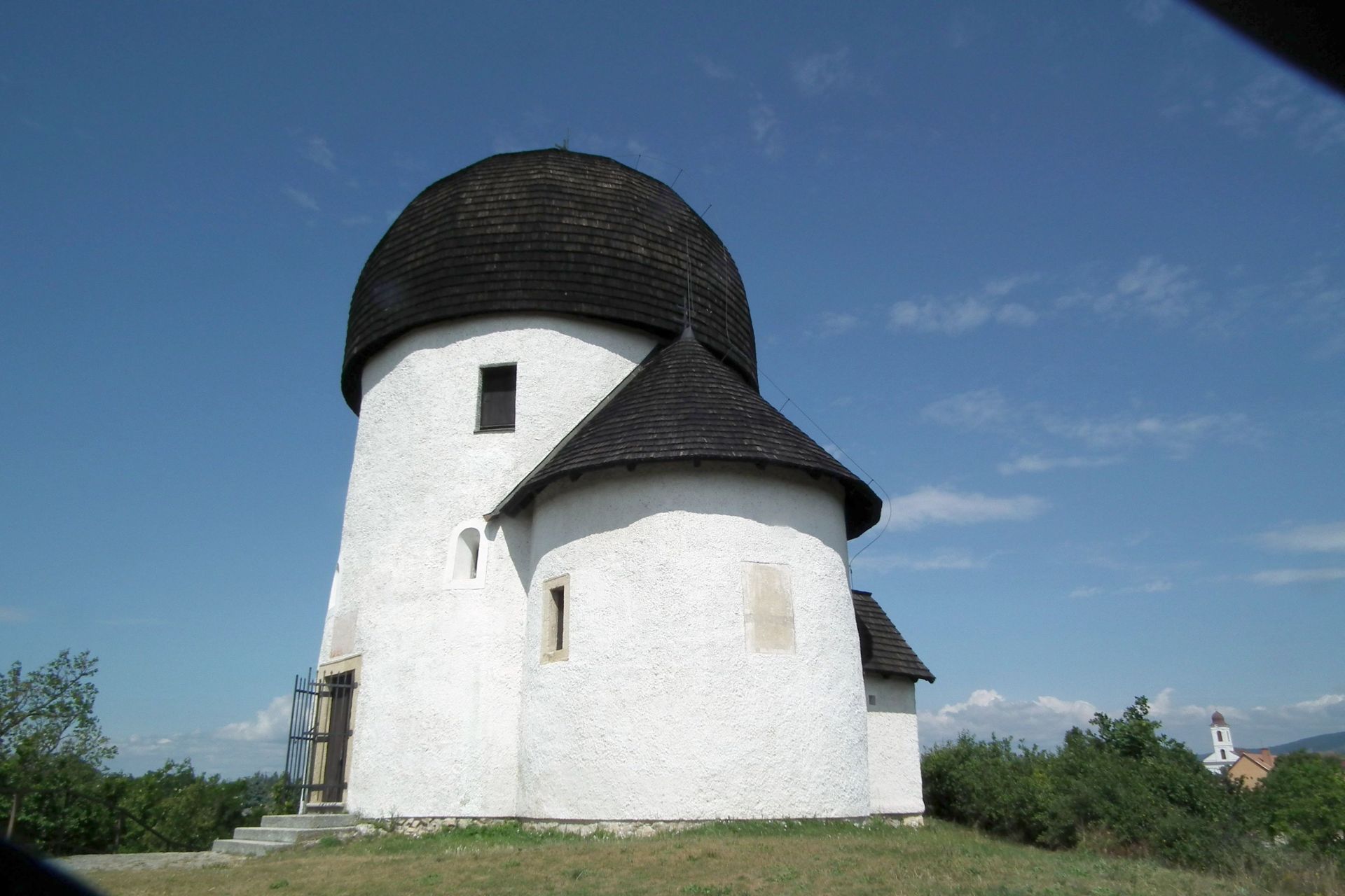 DSCF6739 a templom es sekrestye a tavolabb a ma mukodo katolikus templom a