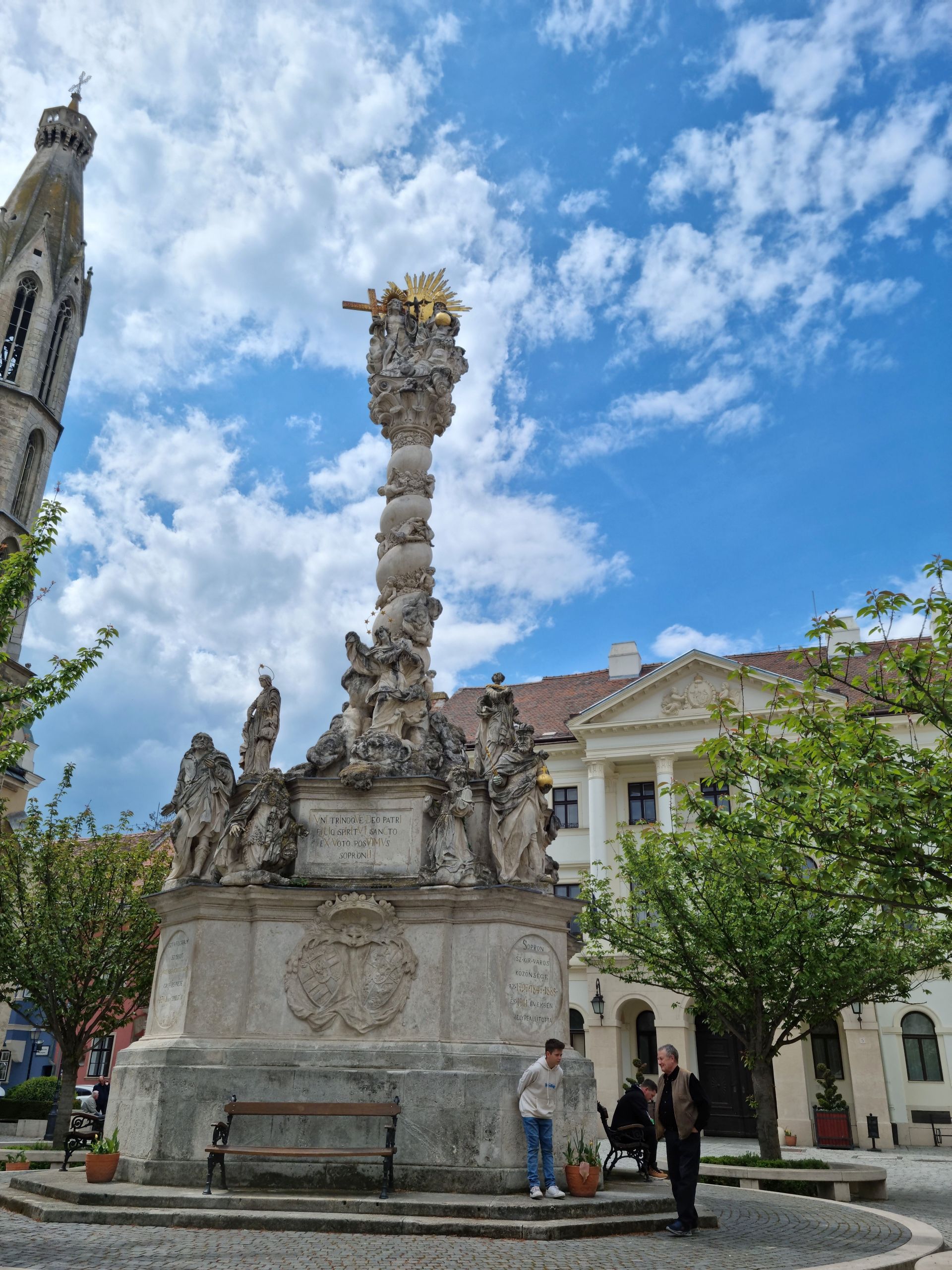 20230506 134423 Szentharomsag szobor 2