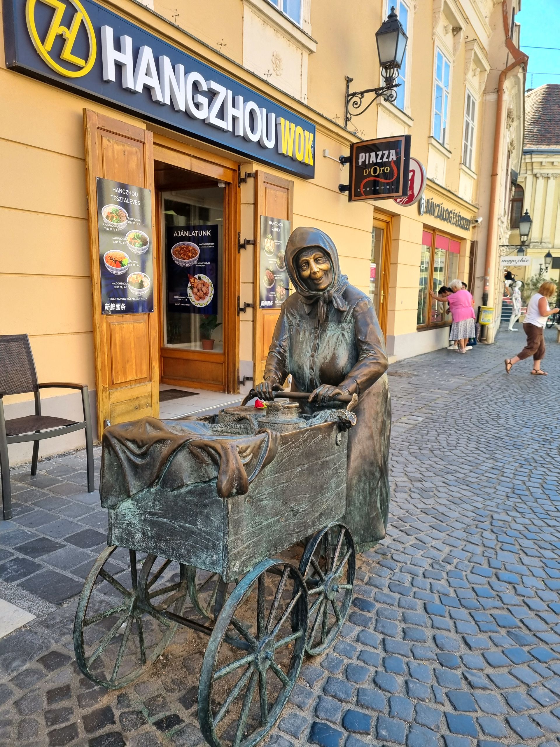 Híres épületek: Székesfehérvár 11 20240813 095829 Kocsis Balazs Kati neni szobra 2