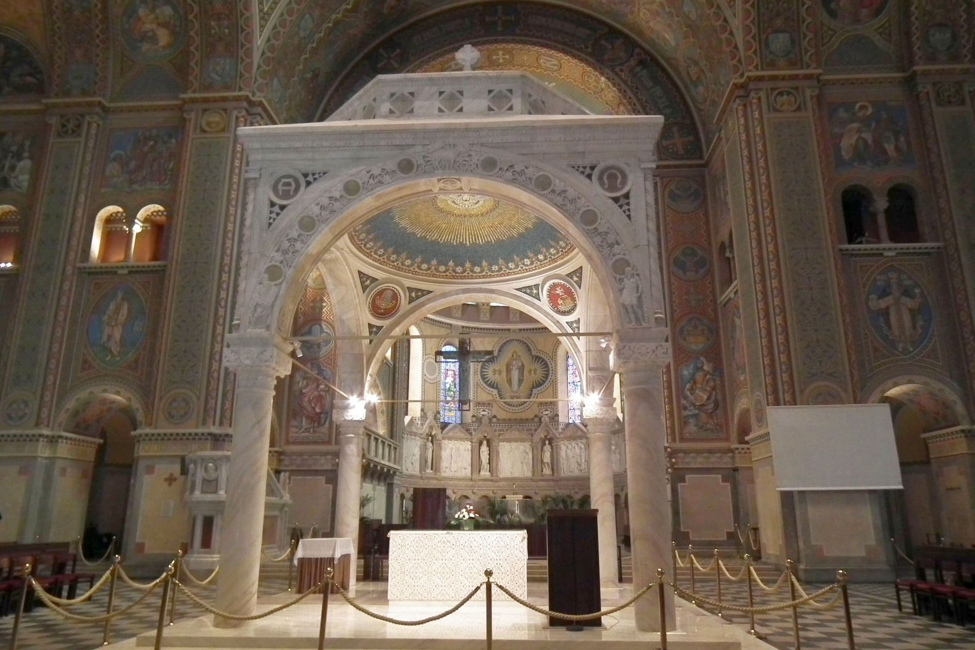 DSCF6074 Magyarok Nagyasszonya szekesegyhaz oltar2