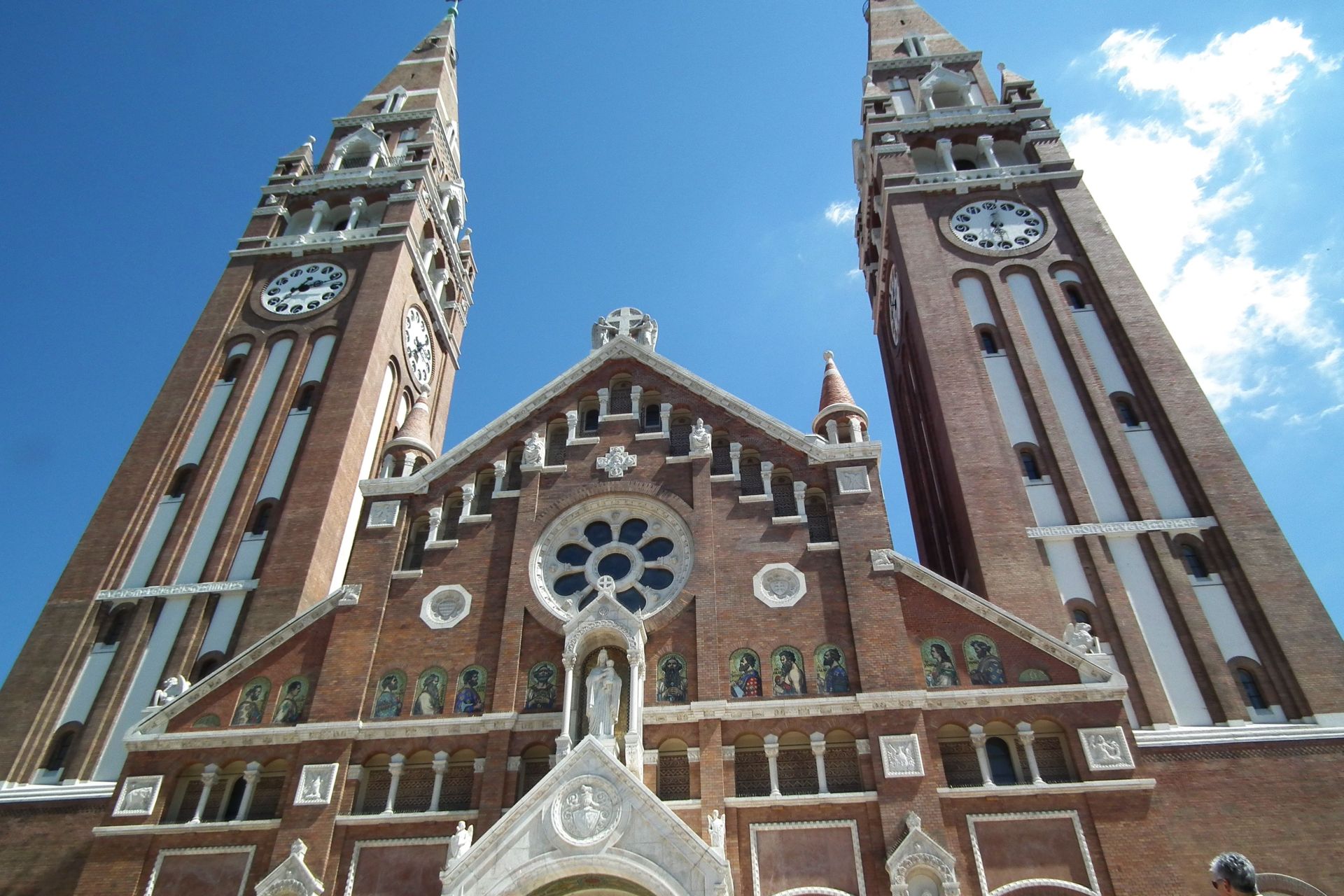 Híres épületek: Szeged 6 DSCF6134 Magyarok Nagyasszonya szekesegyhaz kozismert neven fogadalmi templom fohomlokzat 2 1