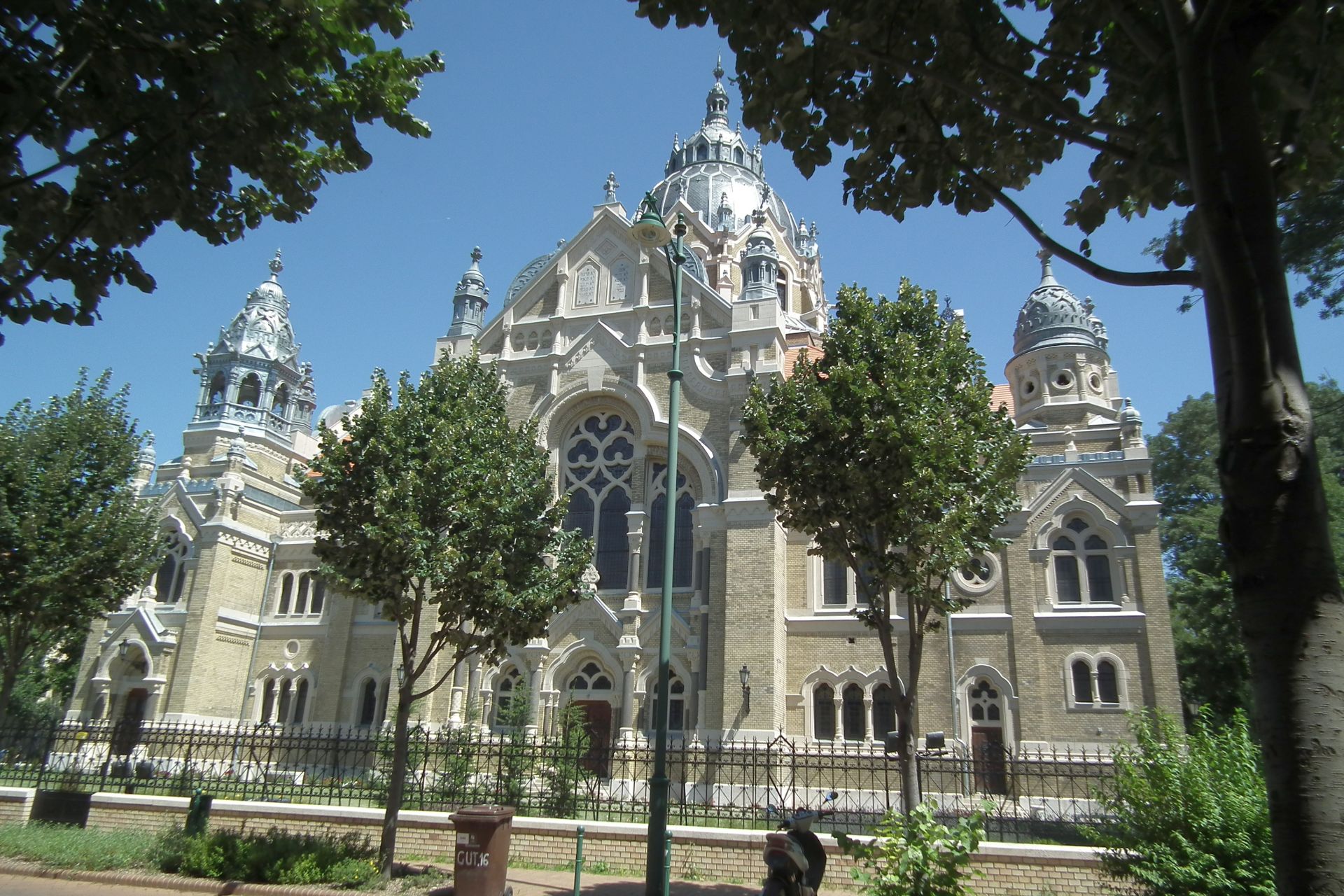 DSCF6182 Uj zsinagoga Guttenberg u. oldal2