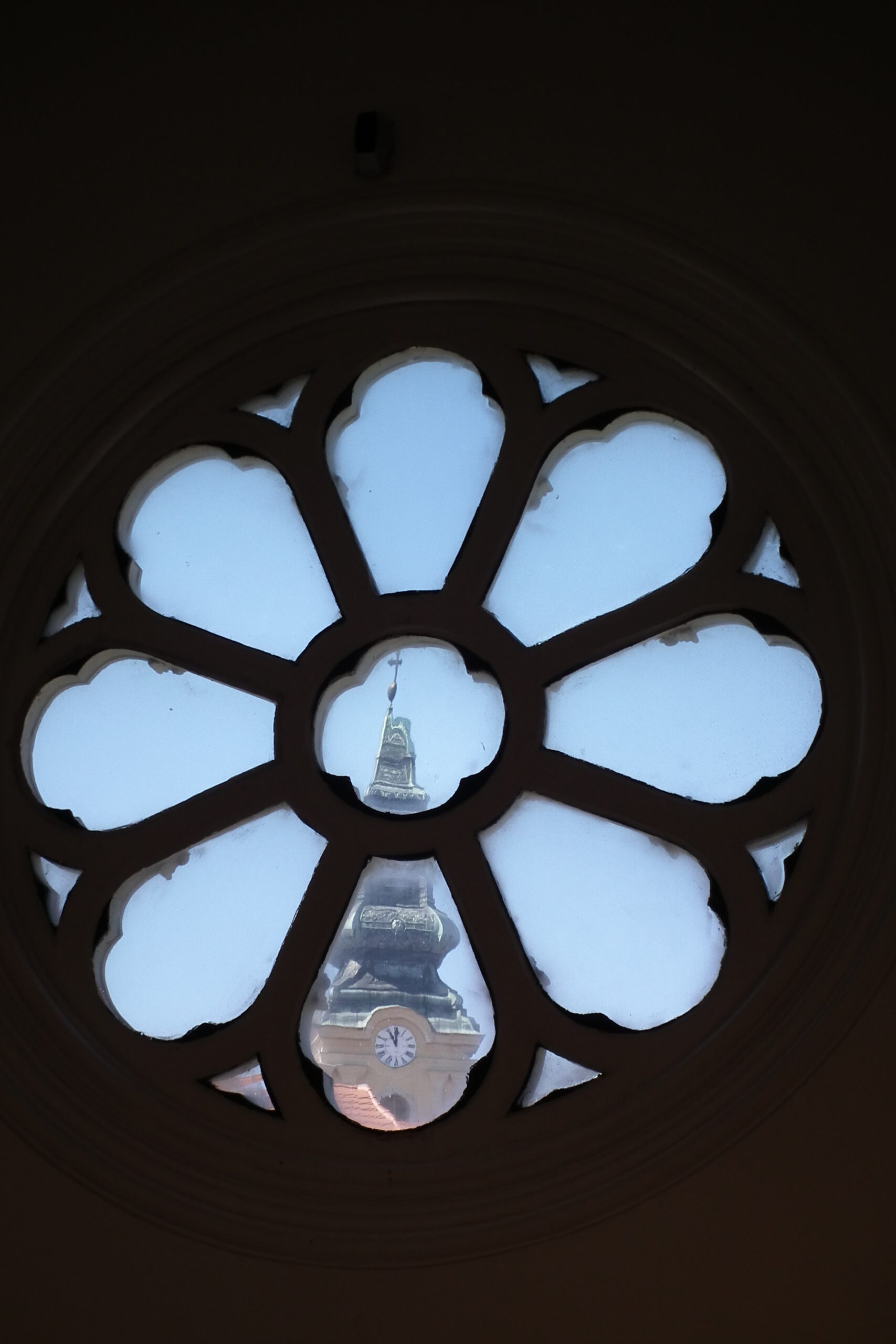 DSCF1119 a karzat rozsa ablakabol a volt ferences templom tornya lathato scaled