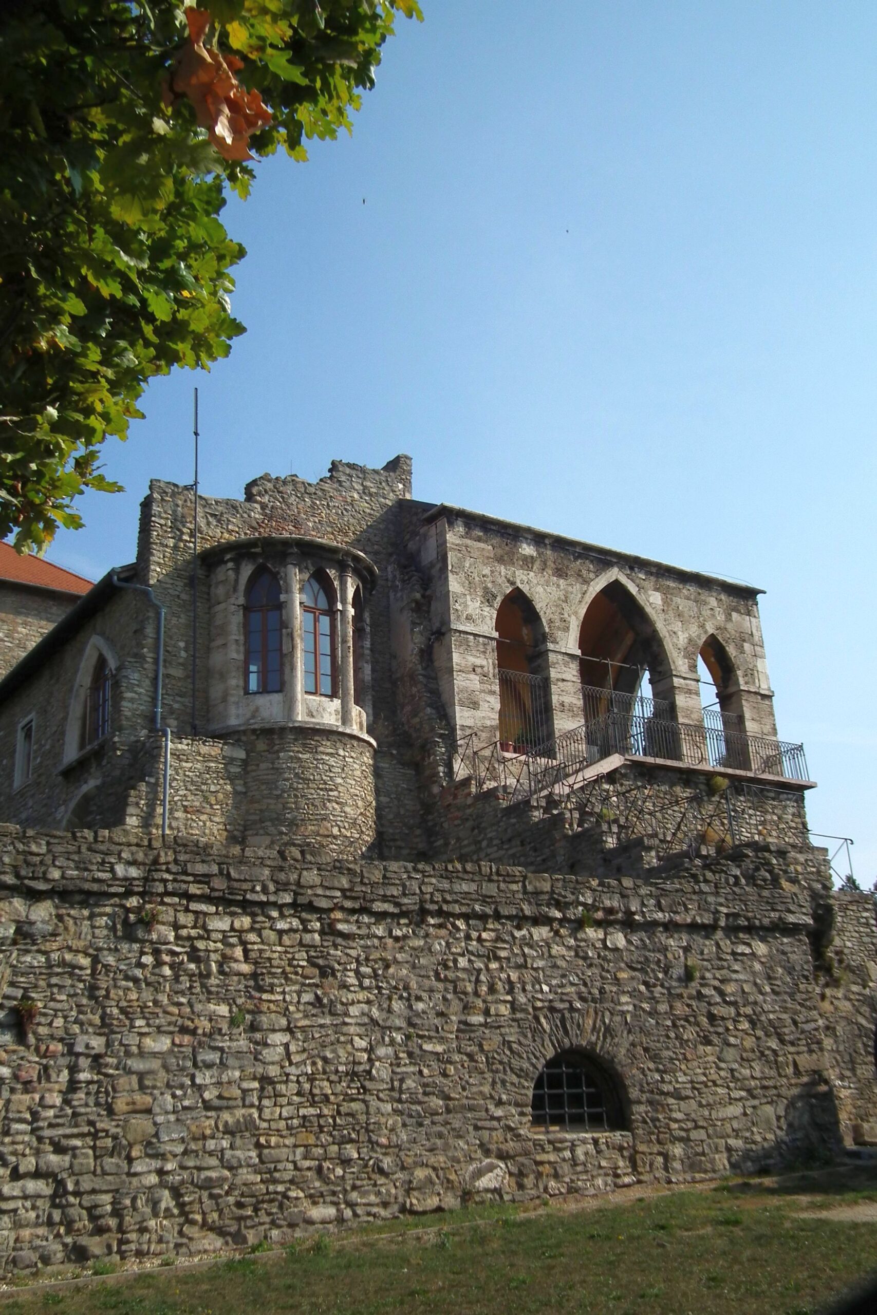 DSCF4014 oreg var reszlet scaled