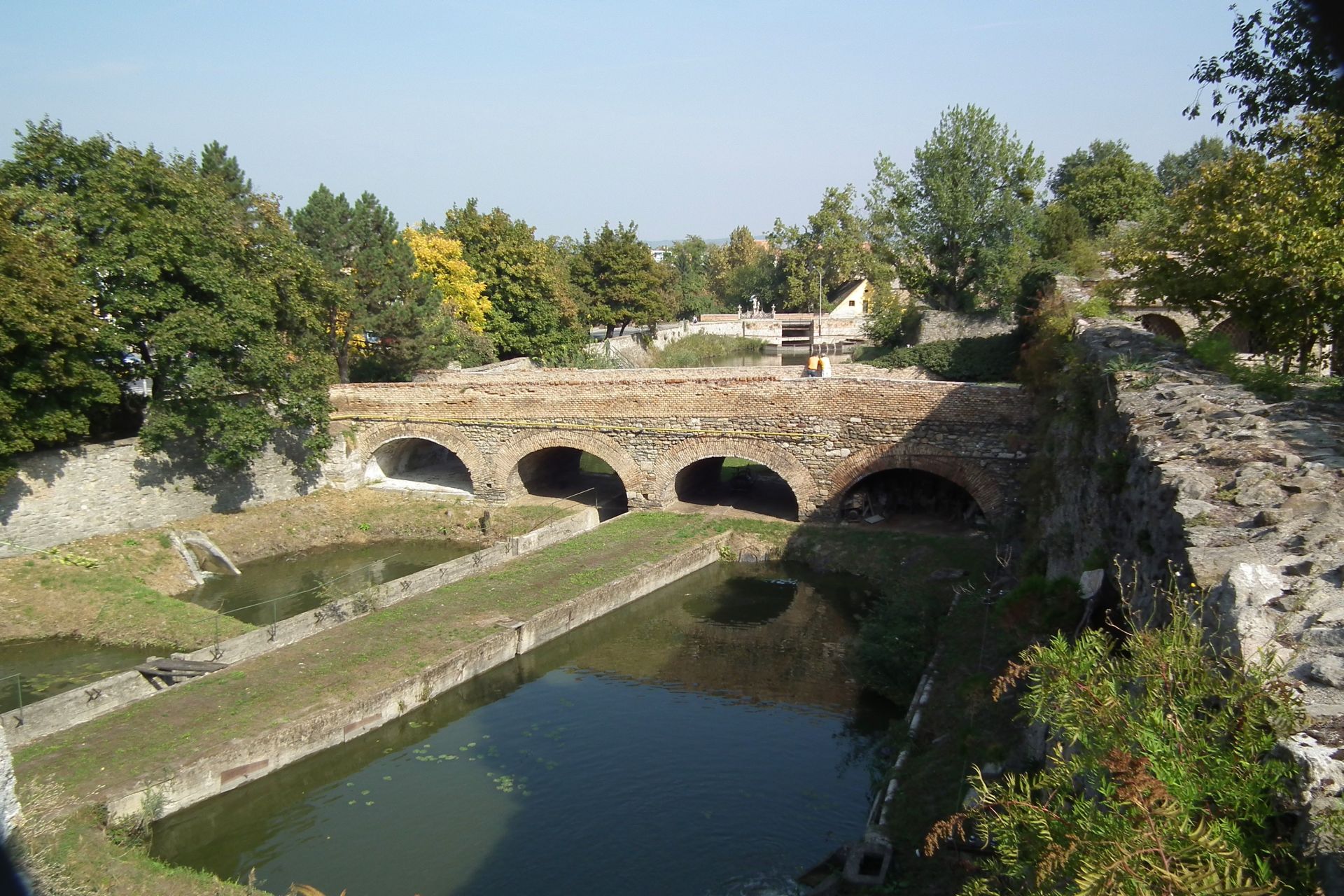 DSCF4032 a varat korulvevo vizrendszer