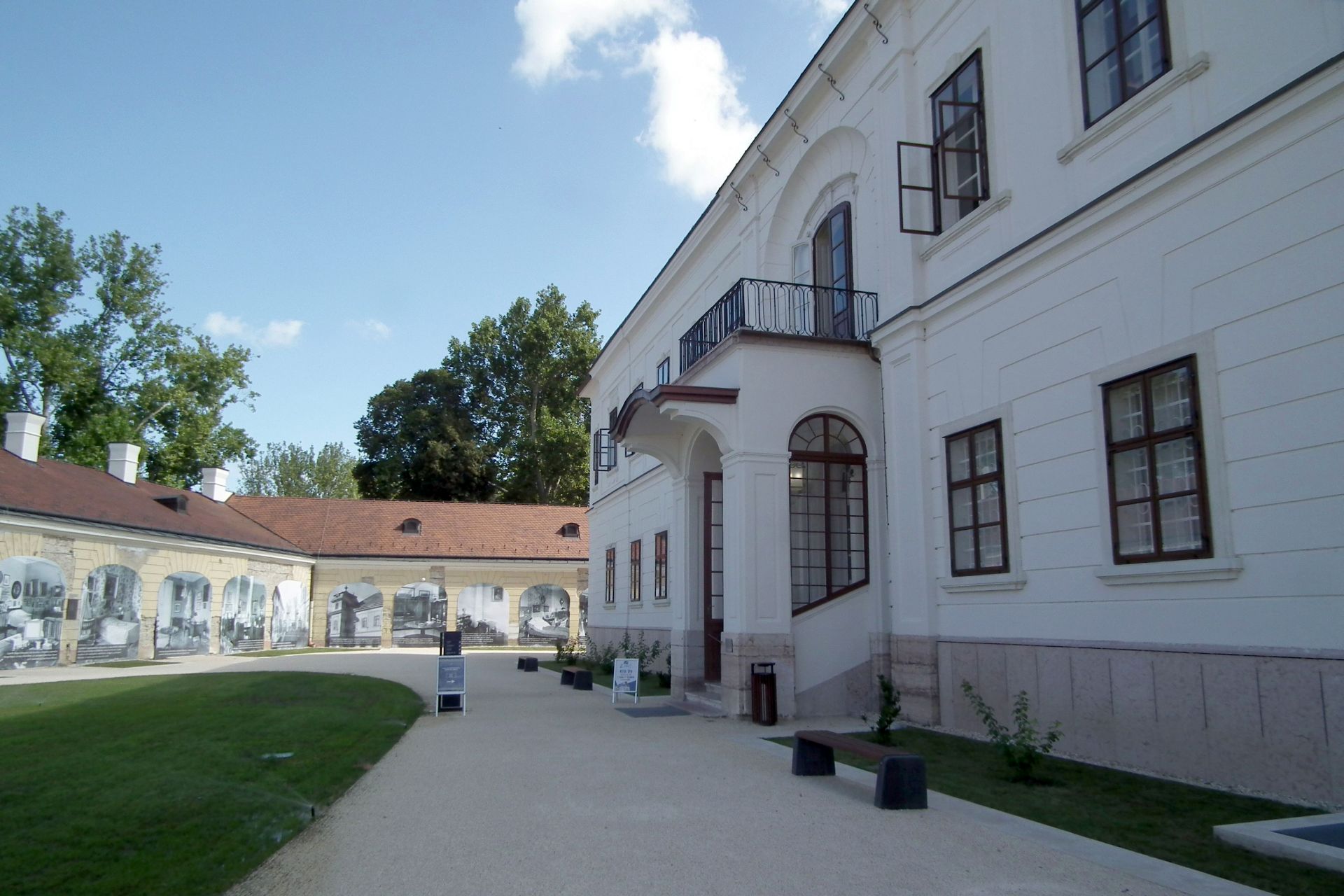 DSCF5942 a kastely belso udvara bejarat a kiallitasra