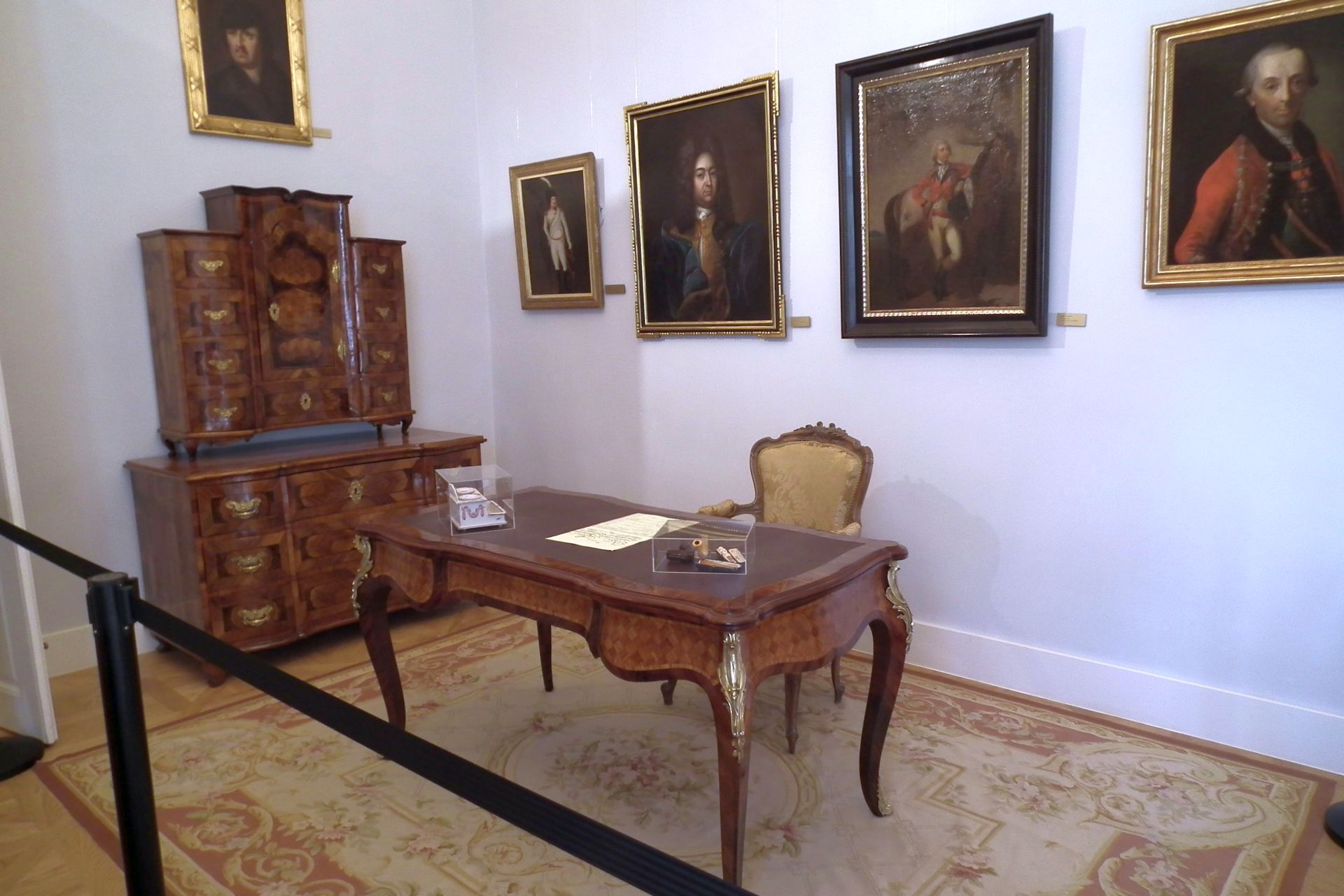 Híres épületek: Eszterházy Kastély, Tata 6 DSCF5950 grofi lakosztaly iroszoba2