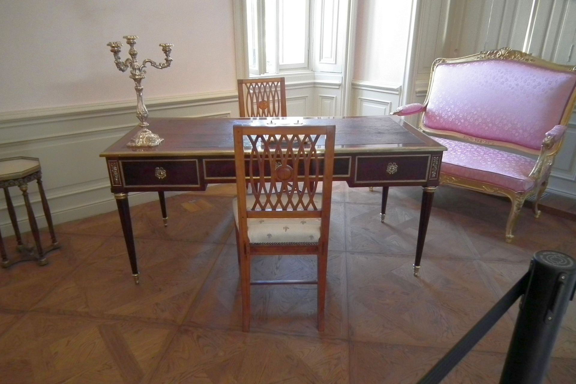 Híres épületek: Eszterházy Kastély, Tata 4 DSCF5988 schonbrunni beke asztala2