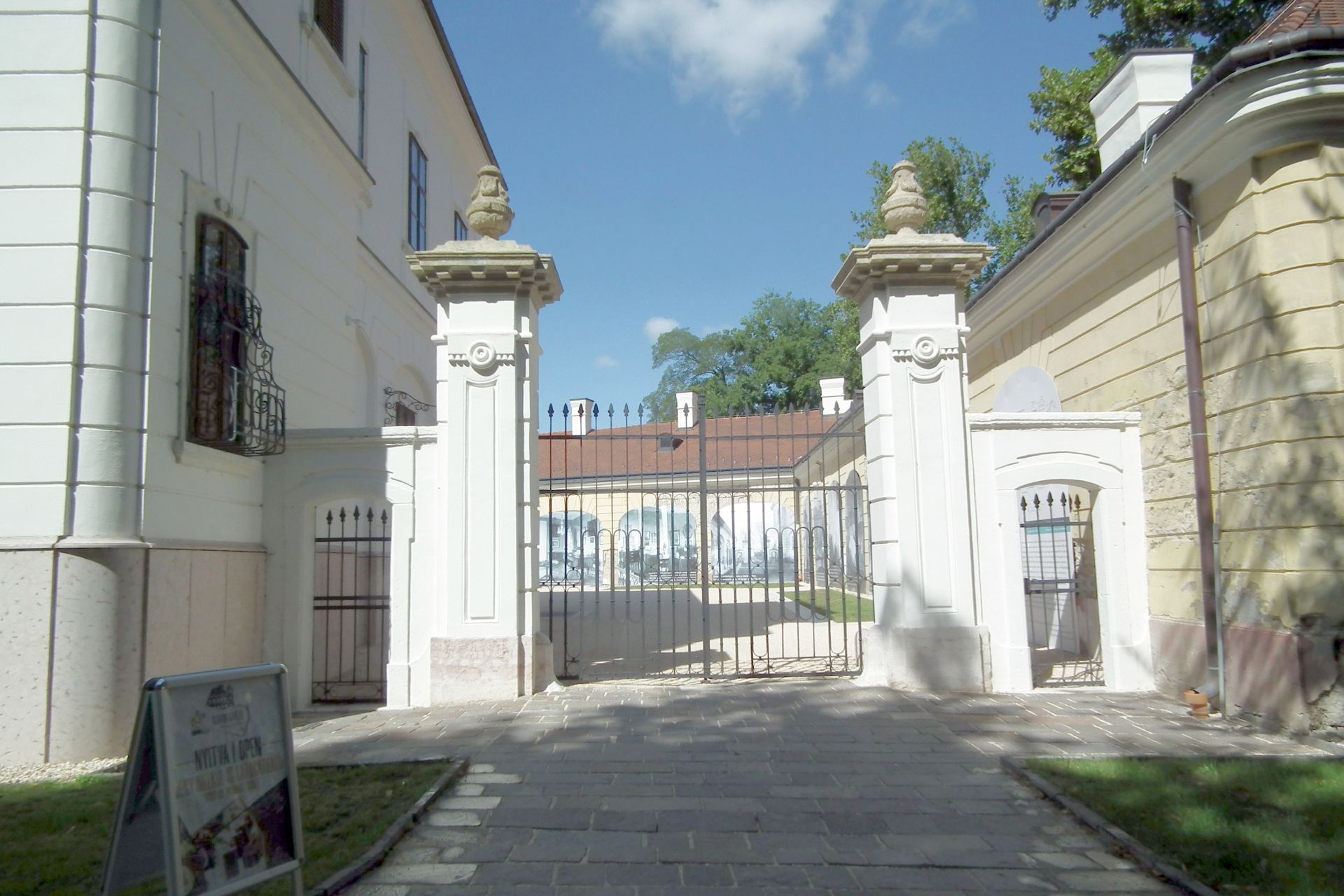 Híres épületek: Eszterházy Kastély, Tata 8 DSCF5993 a kastely tohoz kozelebbi kap 2