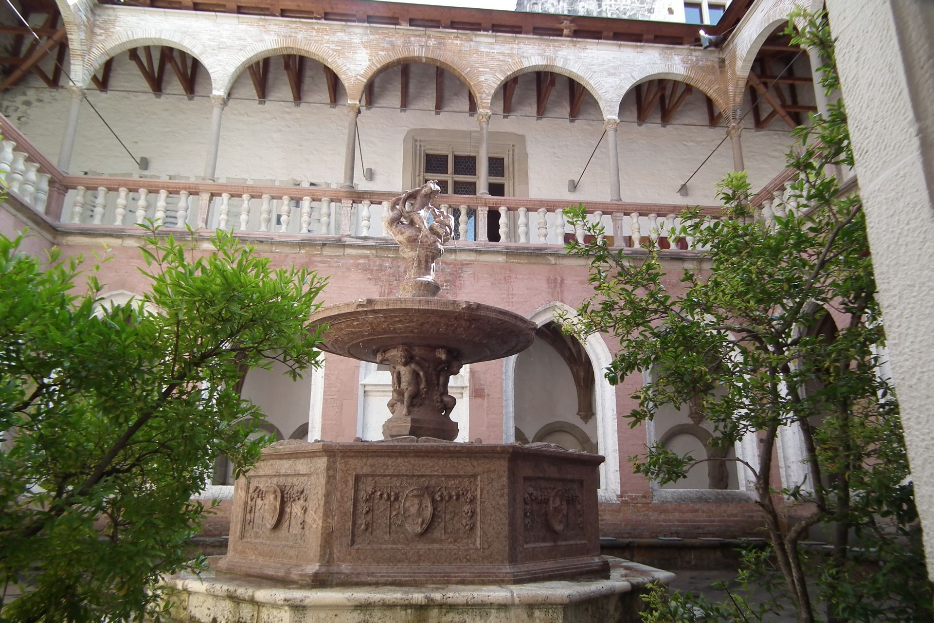 DSCF6129 diszudvar Herkules kut2