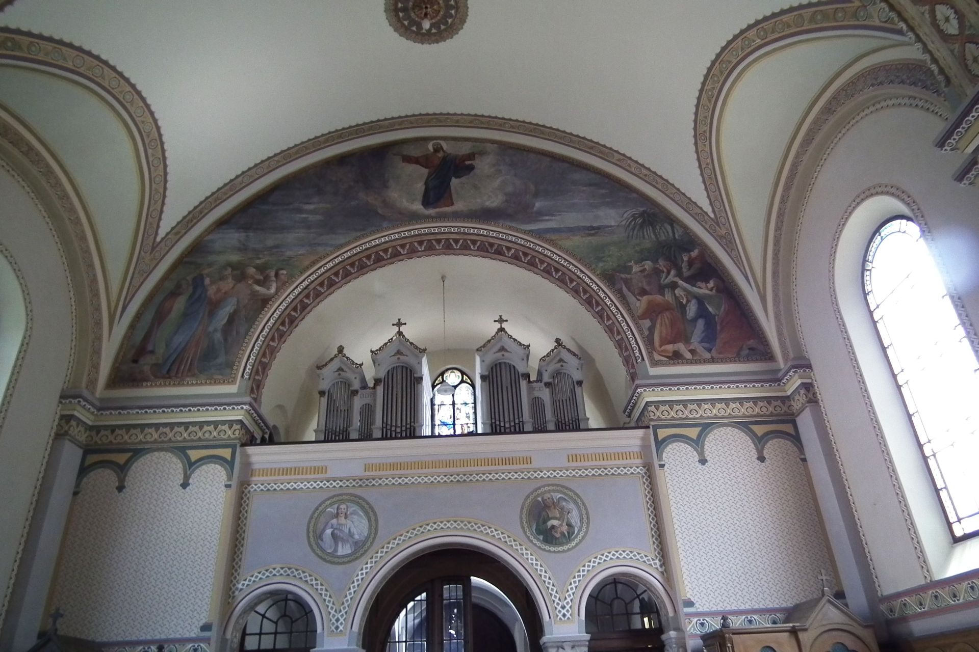 Jezus szive templomban karzat es orgona