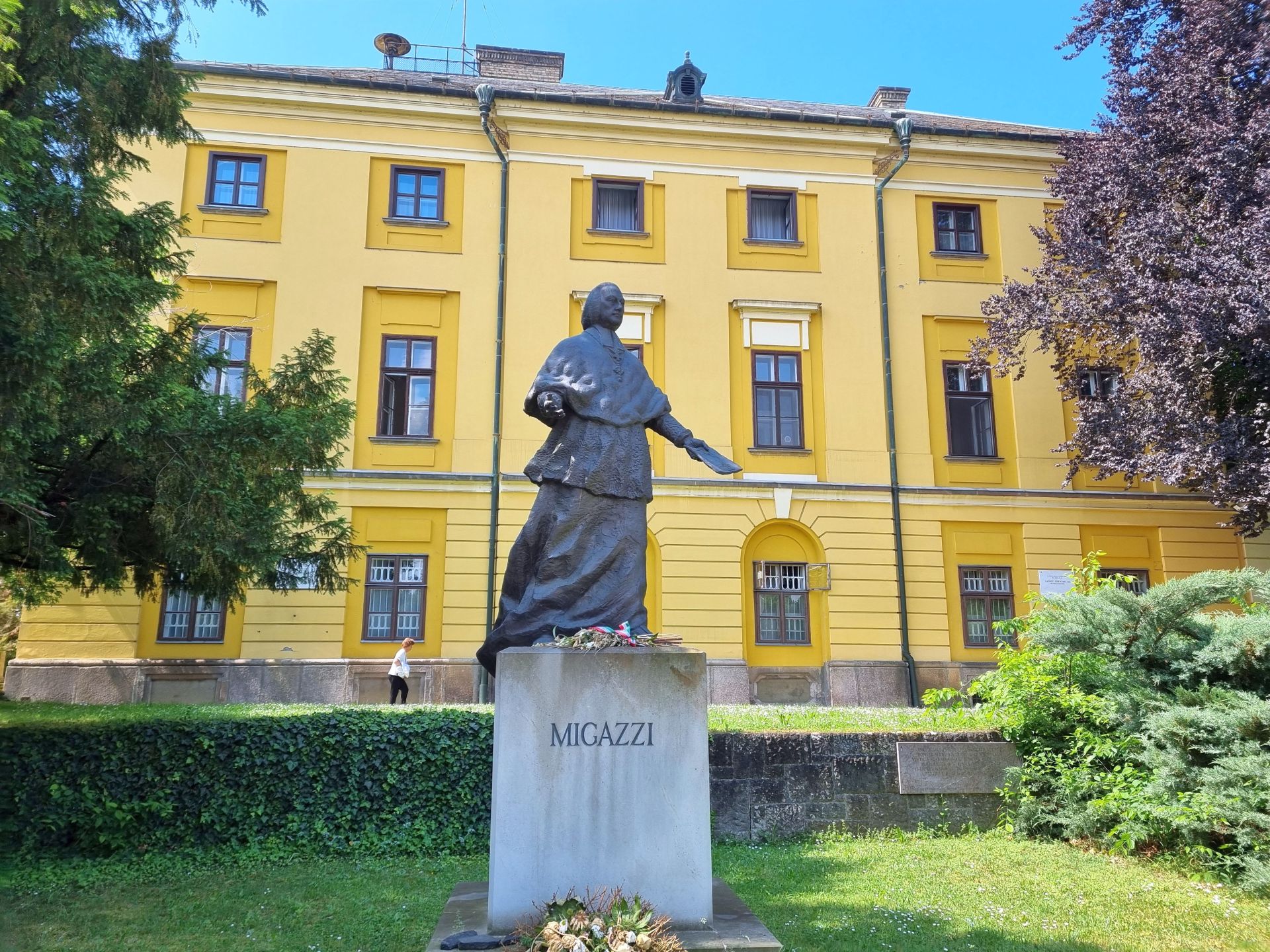 20220525 105257 a Puspoki palota elott Migazzi puspok szobra2