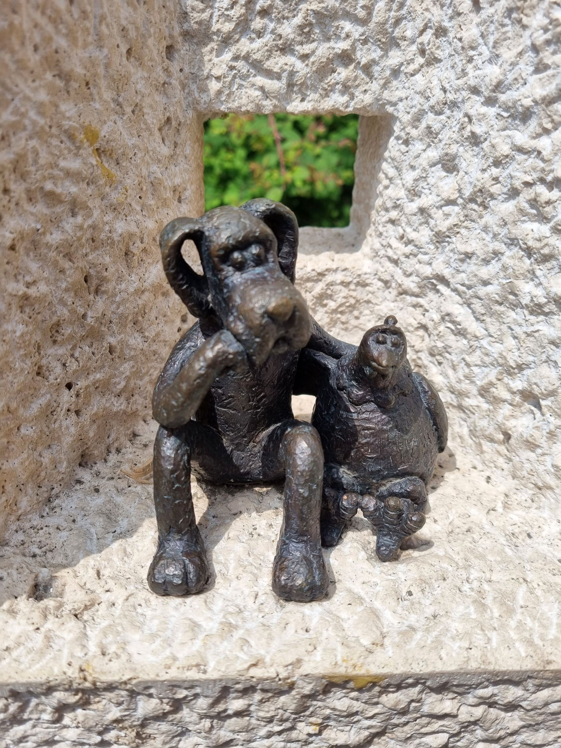 20220525 121347 a vasutallomasnal koszonti a latogatot Kododko Anyam tyukja szobra2