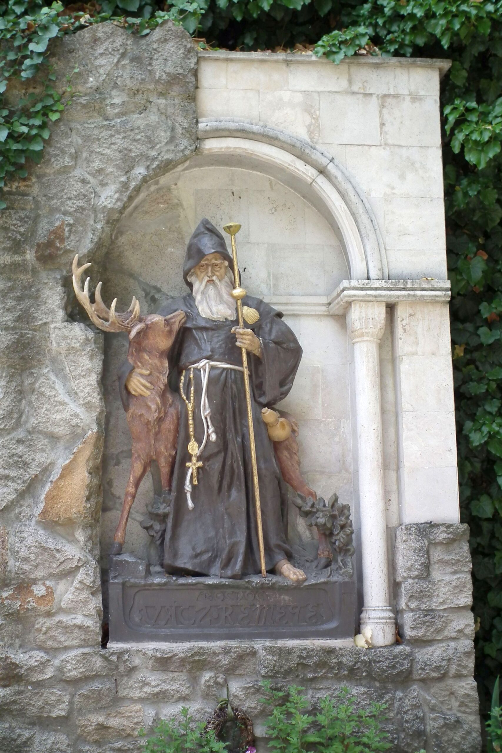 DSCF6200 Vac remete szobra2 scaled