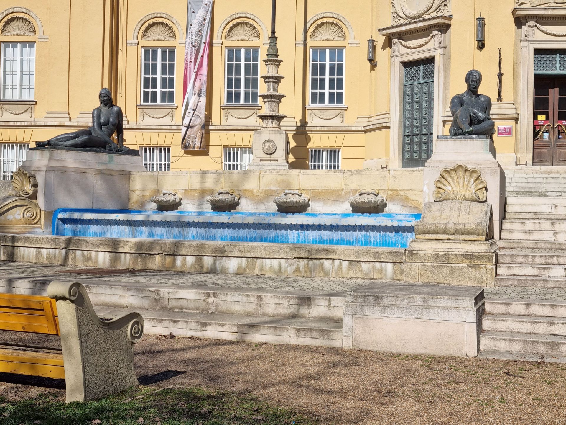 Híres épületek: Debrecen 2. 25 20260226 122653 Tudomany es Regeszet Deri Muzeum elott