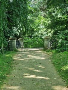 Híres épületek: Alcsútdoboz 12 20250607 131355 kifele az arboretumbol
