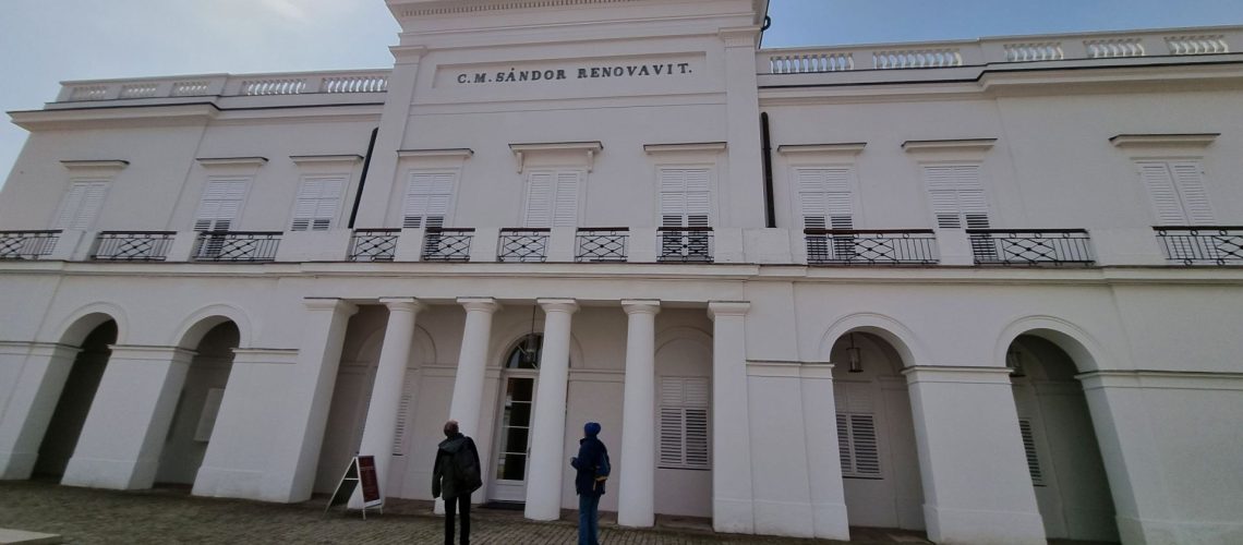 20220403_121830 a belső udvar felőli homlokzat, a kastély bejárata2