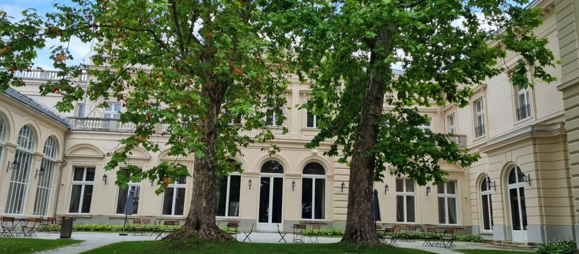 20250718_115130megérkrztem a kastély bejáratához, ami nem a főhomlokzaton van2