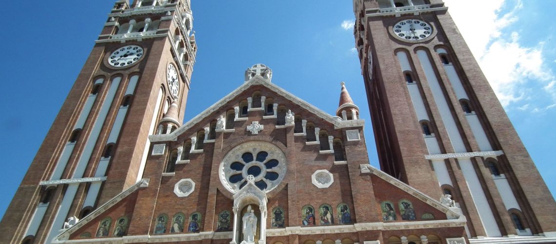 DSCF6134 Magyarok Nagyasszonya székesegyház (közismert nevén fogadalmi templom) főhomlokzat 2