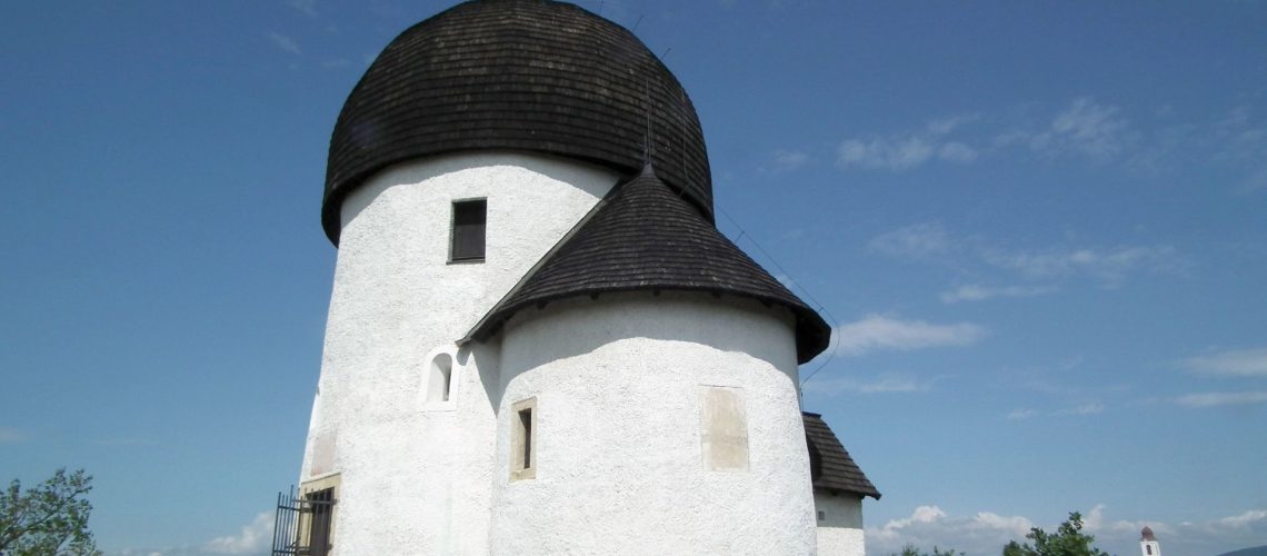 DSCF6739 a templom és sekrestye a távolabb a ma működő katolikus templom a